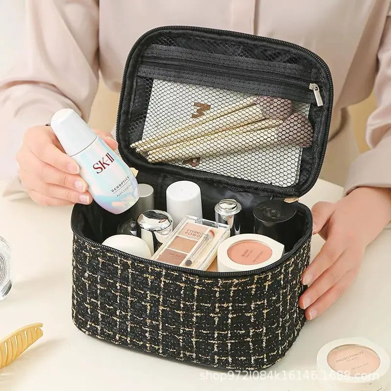 Large Capacity Plaid Cosmetic Bag – Travel Makeup Organizer